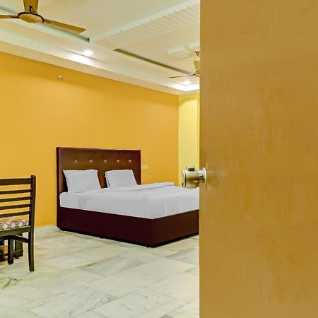 Oyo 81589 Aruna Dwraka Homes Hyderabad Exterior foto